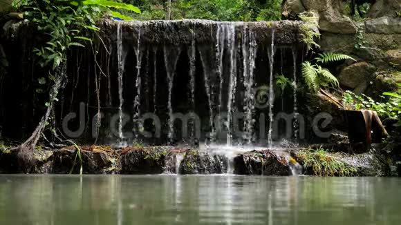 小瀑布在野生森林环境中的自然风光美丽的亚洲视频的预览图