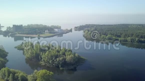 现代建筑湖泊河流森林的景观鸟瞰视频的预览图