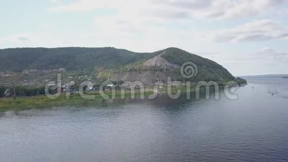 在夏天无人机飞过河流带着群山飞向海岸空中飞行视频的预览图