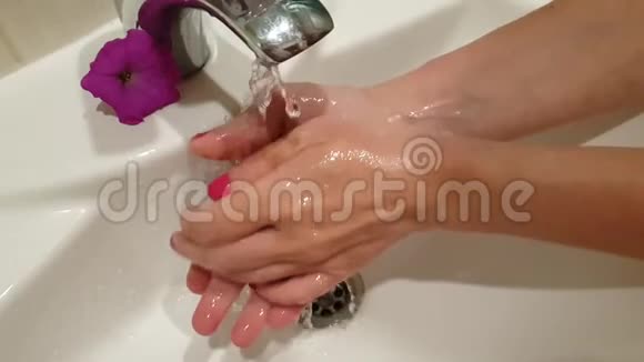 女性洗手皂慢动作视频的预览图