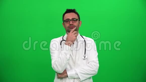 绿色背景下的思考医生视频的预览图