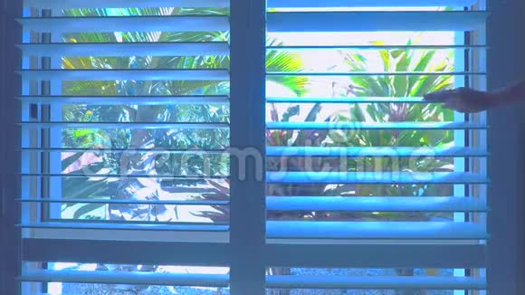 豪华白色种植园百叶窗倾斜机构视频的预览图