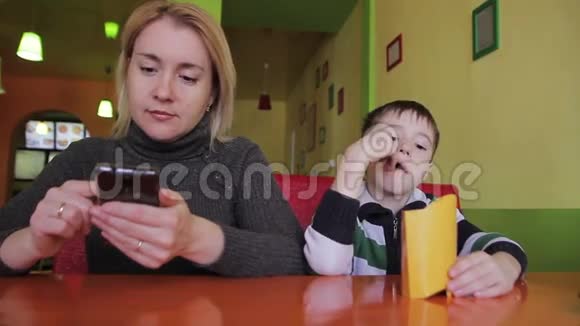孩子和他妈妈在咖啡馆视频的预览图