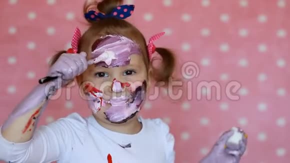 身体艺术一个有趣的孩子用油漆画他的脸和手肮脏的艺术家小女孩化妆视频的预览图