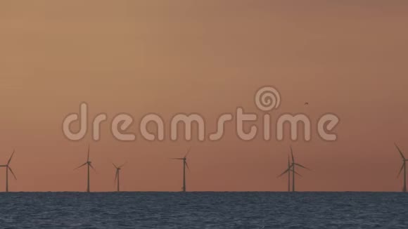 日落时分海上的风力涡轮机视频的预览图