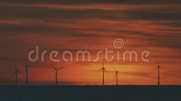 日落时分海上的风力涡轮机视频的预览图