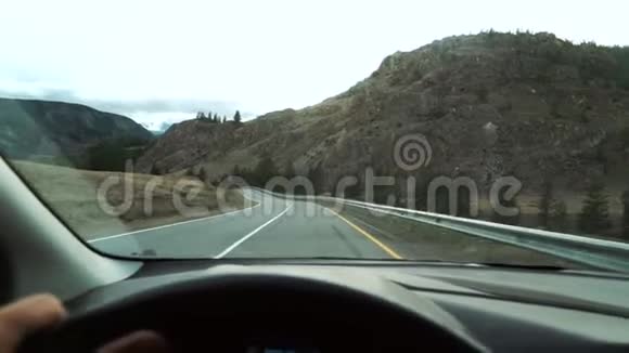 汽车在山路上行驶从车上看50英尺视频的预览图