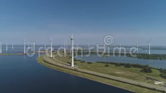 一个现代风力农场由两个和三个叶片的风力涡轮机组成沿着Veluwemer的海岸在部分多云和视频的预览图