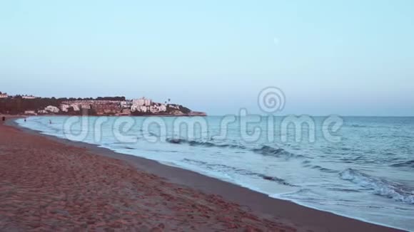 在西班牙科斯塔多拉达的沙滩上日落时可以看到泰尔和橙色的景色视频的预览图
