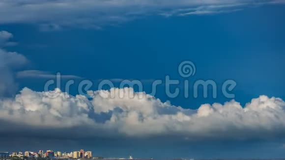 在海岸时间的流逝中俯瞰观光摩天大楼的云景视频的预览图