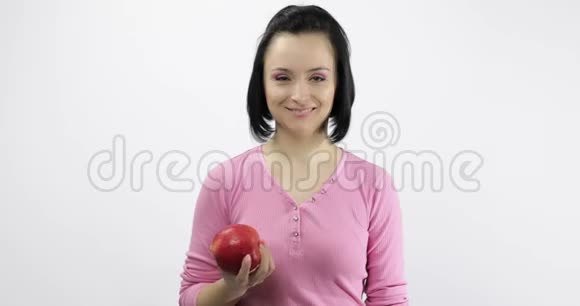 年轻的女人吃苹果说女孩先咬一口然后说想咬视频的预览图