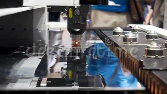 工业激光机械切割金属机器人机械样品在国际展览技术概念视频的预览图