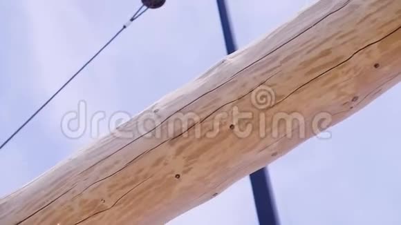 鹤钩抱木剪辑吊车在施工现场吊梁施工现场的工作视频的预览图