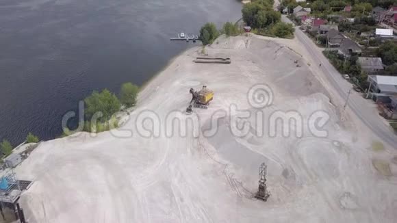 从无人驾驶飞机上俯瞰石灰石采石场和挖掘机晴天视频的预览图