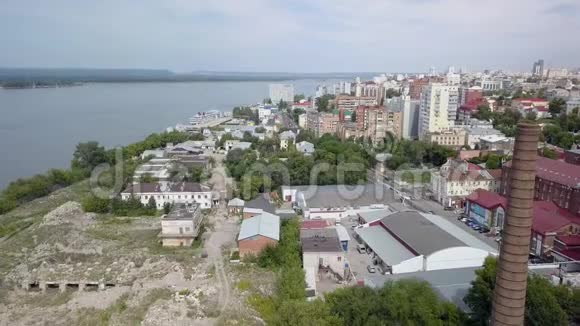 夏季靠近河流的城市工业和生活区鸟瞰图视频的预览图