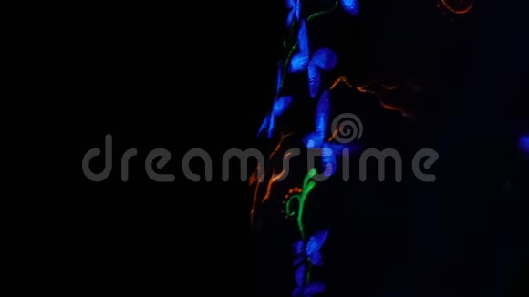 在身体上画紫外线的女孩以蝴蝶的形式跳舞迷幻视频的预览图