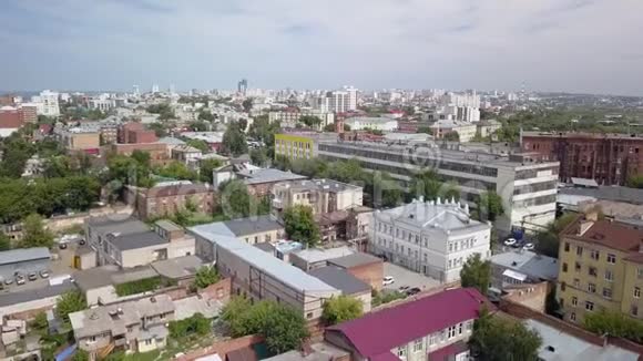 阳光明媚的夏日大城市的空中全景相机飞翔视频的预览图