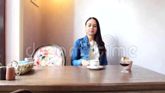 女孩喝茶或咖啡然后更喜欢选择一杯酒视频的预览图