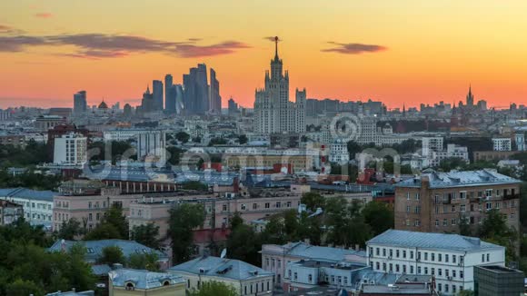 摩天大楼一天到一夜克里姆林宫的塔楼和教堂斯大林的房屋在莫斯科的空中全景视频的预览图