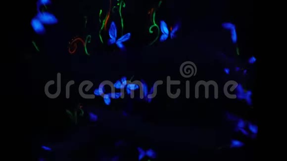 一个女孩在迷幻中以蝴蝶的形式在身体上画着紫外线身体视频的预览图