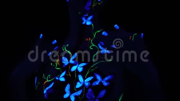 紫外线身体艺术在身体上以蝴蝶的形式出现在一个女孩身上她慢慢地给身体指甲视频的预览图