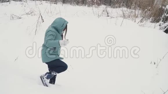 在雪地里行走的女人视频的预览图