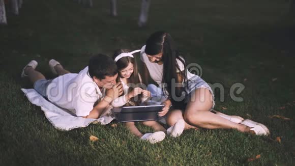 在城市公园有笔记本电脑的家庭视频的预览图