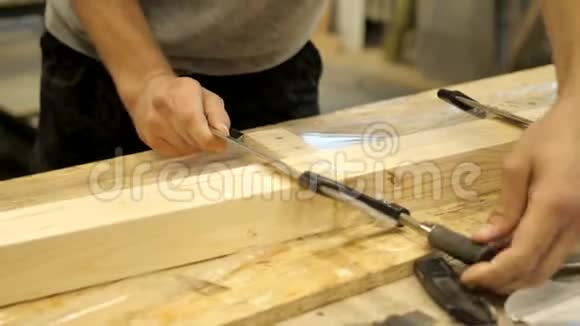 木工车间的工匠用金属夹子夹住木板视频的预览图