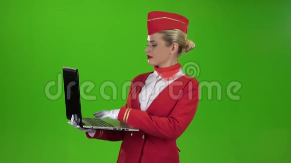 空姐在笔记本电脑上打印文本绿色屏幕视频的预览图