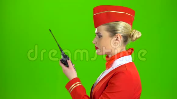 空姐在对讲机上讲话绿色屏幕侧视图视频的预览图