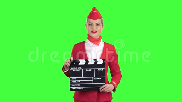 空姐手里拿着一块拍板绿色屏幕视频的预览图