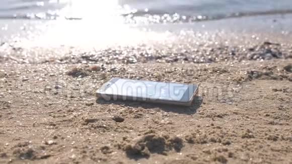 手机在沙海沙滩上随波逐流视频的预览图