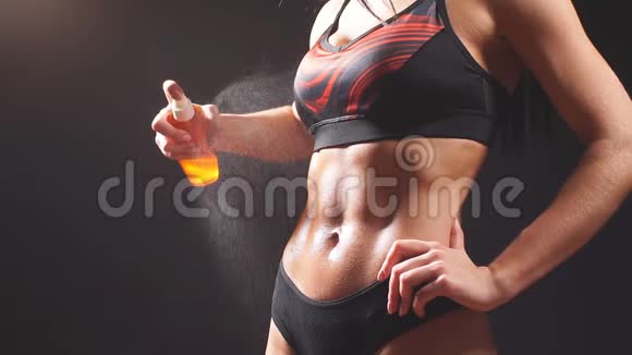 女孩运动的外表从一瓶身体油中喷出来体育概念视频的预览图