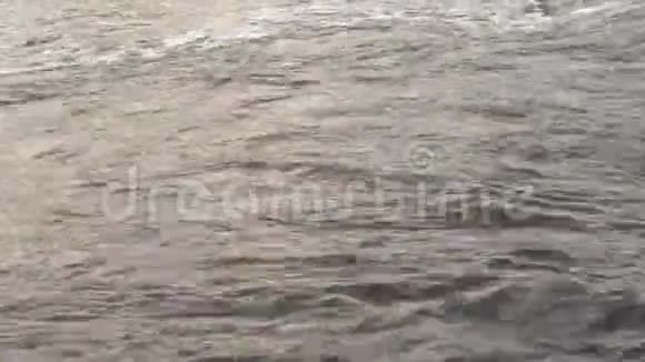 从大坝流出的淡水特写水面抽象背景视频的预览图