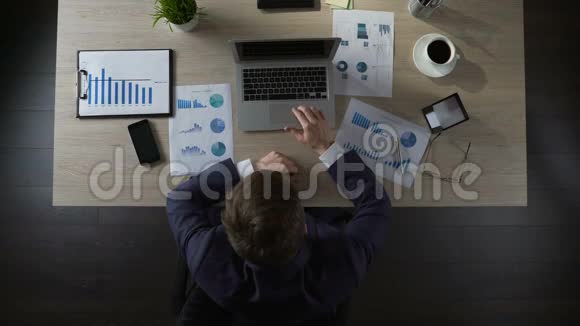 年轻疲惫的男性完成项目和关闭笔记本电脑沮丧的商人视频的预览图