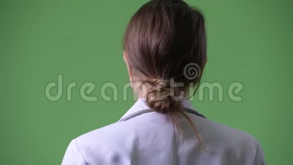 年轻美女医生的后景视频的预览图
