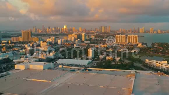 迈阿密佛罗里达州美国2019年1月空中无人机全景飞行迈阿密海滩市中心从上面日出视频的预览图
