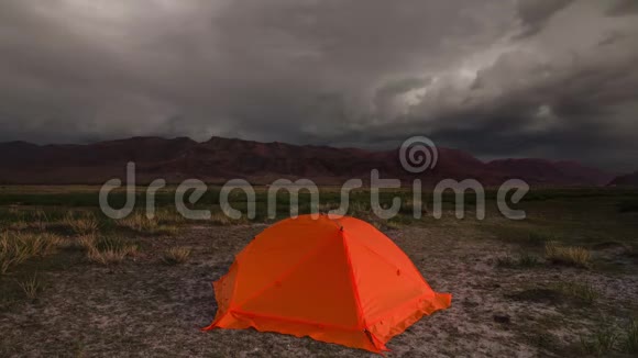 暴风雨天空背景下的旅游帐篷视频的预览图