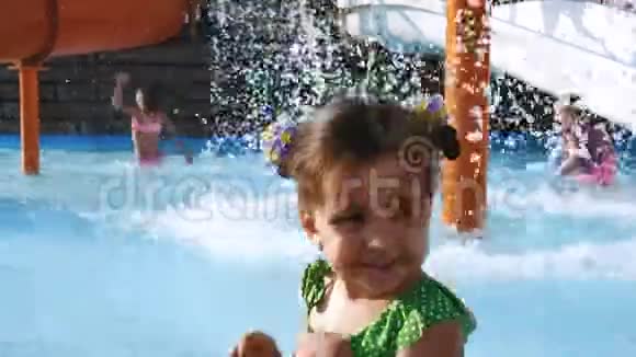 水上公园里的小女孩视频的预览图