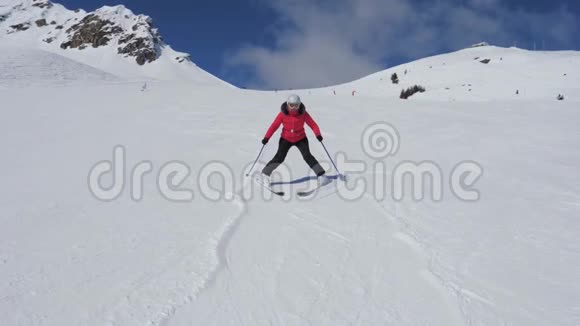 滑雪女新手在滑雪坡上小心放慢滑雪速度视频的预览图