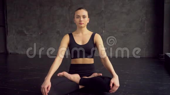有吸引力的年轻女性在家工作做瑜伽运动坐在轻松体面的地方的全长画像视频的预览图