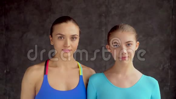 健身教练教练和健身女孩的肖像体操视频的预览图