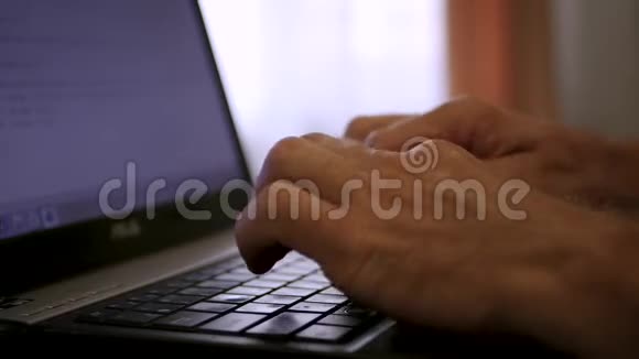 男性手指触摸笔记本电脑键盘特写视频的预览图