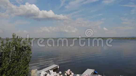 美丽的湖景美丽的云过湖视频的预览图