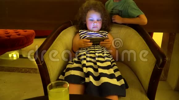 孩子玩智能手机视频的预览图