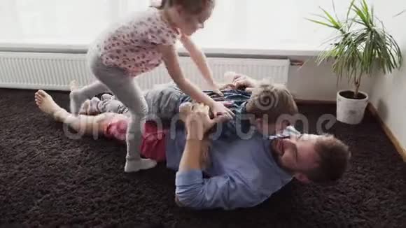 孩子们和他父亲一起玩视频的预览图
