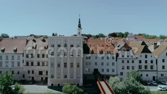 来自无人机的欧洲小镇建筑视频的预览图
