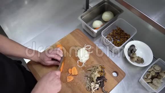厨师切胡萝卜烹饪过程手切胡萝卜厨师把胡萝卜切成薄片反击顶部视图视频的预览图