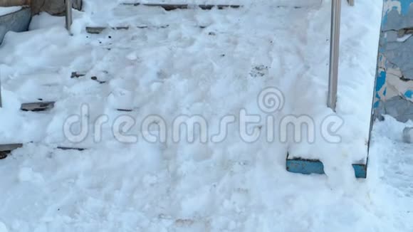 冬天的时候廊下铺着雪滑的楼梯摄像机从下往上移动视频的预览图