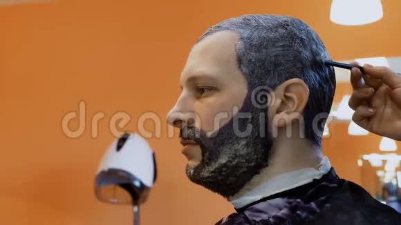 理发店男女造型师染胡须个人护理视频的预览图